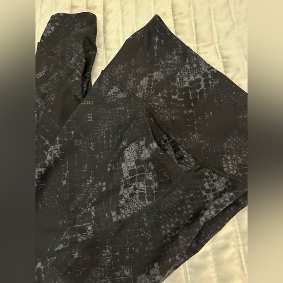 Old Navy Active Elevate High Rise Snake Skin Go-Dry Leggings High Rise Pockets - Picture 4 of 7